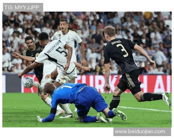 欧冠激战曼联险胜拜仁点球大战引发争议判罚全场沸腾