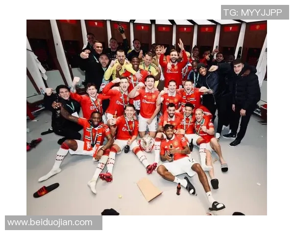 欧联杯激战阿森纳凭借帽子戏法战胜曼联全场沸腾